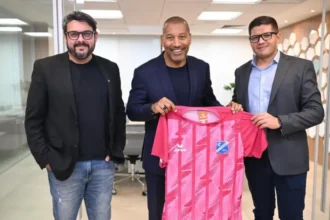 Presidente do Taubaté apresenta camisa do Outubro Rosa em visita à FPF