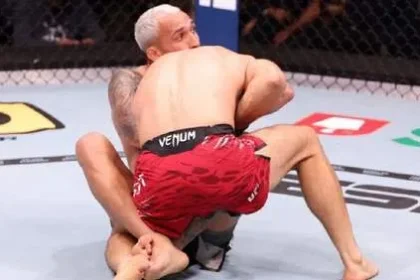 Lesão ocular faz Joe Rogan questionar continuidade da carreira de Tom Aspinall