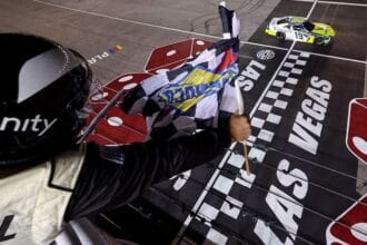 Almirola supera Zilisch e vence etapa da NASCAR Xfinity em Las Vegas