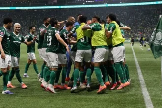 Veiga comemora alívio das dores e destaca “problema bom” de Abel com elenco do Palmeiras