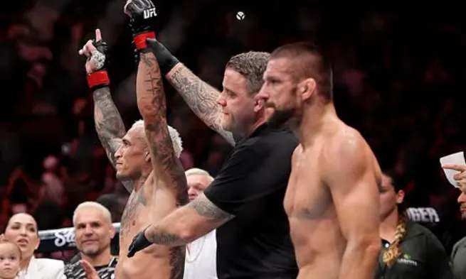 Charles Oliveira mira cinturão do UFC em duas etapas e coloca Max Holloway como primeiro alvo