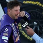Denny Hamlin vence etapa de Las Vegas da NASCAR Cup após chegada emocionante
