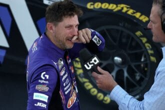 Denny Hamlin vence etapa de Las Vegas da NASCAR Cup após chegada emocionante