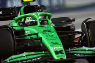 Réplica do carro de Gabriel Bortoleto será exibida em terminais de São Paulo