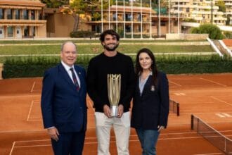 Príncipe Albert II recebe Valentin Vacherot após título em Xangai