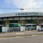 Portões do Brinco de Ouro são pichados após Guarani perder acesso na Série C