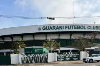 Portões do Brinco de Ouro são pichados após Guarani perder acesso na Série C