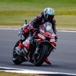 Mudança de postura leva Aprilia ao grupo de elite da MotoGP