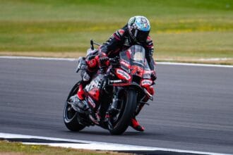 Mudança de postura leva Aprilia ao grupo de elite da MotoGP