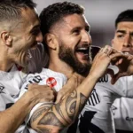 Zé Rafael exalta desempenho do Santos após vitória sobre o Corinthians