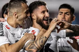 Zé Rafael exalta desempenho do Santos após vitória sobre o Corinthians
