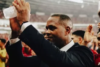 Patrick Kluivert deixa comando da seleção da Indonésia após queda nas Eliminatórias da Copa de 2026