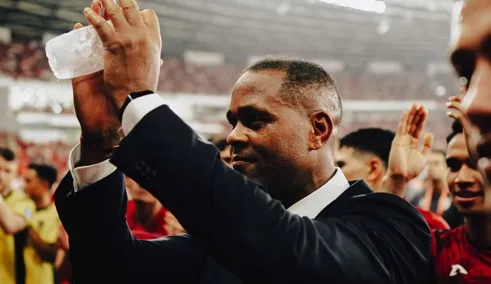 Patrick Kluivert deixa comando da seleção da Indonésia após queda nas Eliminatórias da Copa de 2026