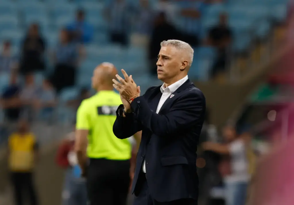 Crespo reclama de surpresas diárias no São Paulo e indica possível saída ao fim da temporada