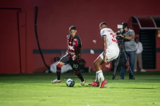 Vitória bate Bahia no Barradão, faz 2 a 1 e encurta distância para sair do Z-4