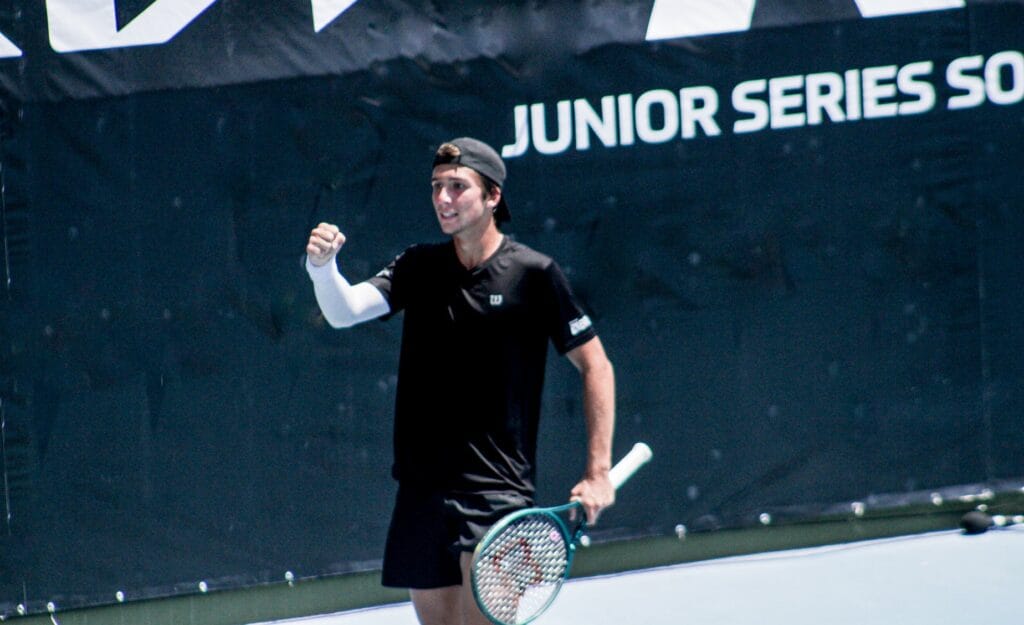 Brasileiros Leonardo Storck e Nathalia Tourinho avançam à decisão do AO Junior Series na Rio Tennis Academy