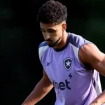 Chris Ramos deve assumir vaga de Arthur Cabral no ataque do Botafogo contra o Ceará