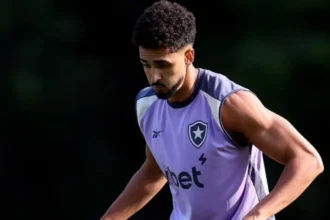 Chris Ramos deve assumir vaga de Arthur Cabral no ataque do Botafogo contra o Ceará