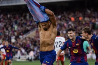Gol de Ronald Araujo nos acréscimos garante vitória do Barcelona sobre o Girona e liderança provisória da La Liga