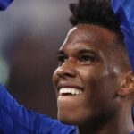 Torcida do Chelsea reclama da reserva de Estêvão contra o Nottingham Forest