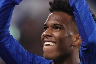 Torcida do Chelsea reclama da reserva de Estêvão contra o Nottingham Forest
