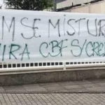 Torcedores do Flamengo protestam diante da CBF e acusam favorecimento ao Palmeiras