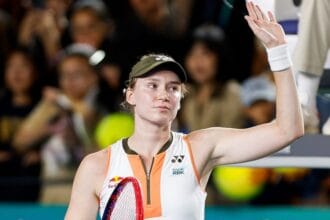 Rybakina supera Paolini e vai à final em Ningbo, acirrando corrida pelo WTA Finals