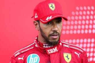 Hamilton destaca nova postura da Ferrari após críticas recentes