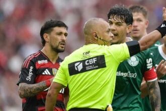 Áudio do VAR indica “sem impacto” em lance que motivou pedido de pênalti do Palmeiras contra o Flamengo
