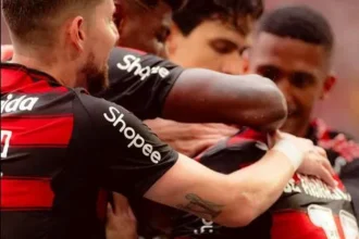 Flamengo vence Palmeiras por 3 a 2 em duelo eletrizante no Maracanã