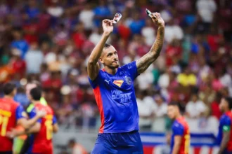 Bahia domina, faz 4 a 0 no Grêmio e encosta no G-5 do Brasileirão