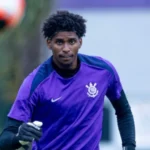Luxação no ombro ameaça presença de Hugo Souza no Corinthians contra o Vitória