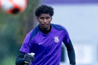 Luxação no ombro ameaça presença de Hugo Souza no Corinthians contra o Vitória