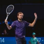 Medvedev estreia com vitória em Viena e mantém sequência positiva