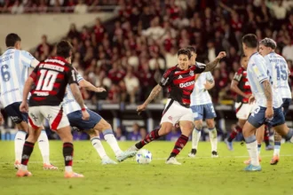 Flamengo supera Racing por 1 a 0 e larga na frente na semifinal da Libertadores
