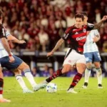 Pedro deixa vitória do Flamengo sobre o Racing com dores no braço e segue para hospital