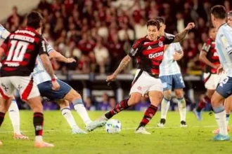 Pedro deixa vitória do Flamengo sobre o Racing com dores no braço e segue para hospital