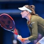 Rybakina avança às semifinais em Tóquio e confirma presença no WTA Finals