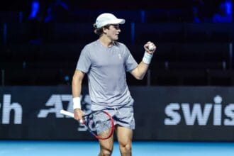 Fonseca vira sobre Shapovalov, avança à semifinal de Basileia e estreia no top 40