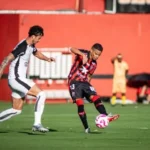 Vitória esbarra nas finalizações, perde para o Corinthians e segue no Z-4