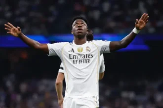 Vinícius Jr. se irrita ao ser substituído no clássico contra o Barcelona