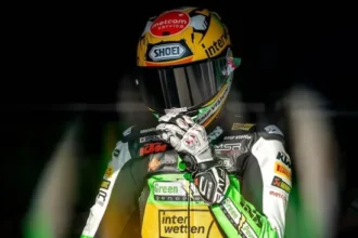 Piloto suíço Noah Dettwiler sofre paradas cardíacas e fratura exposta após acidente na Moto3