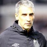 Botafogo enfrenta Santos às 16h pela 30ª rodada do Brasileirão; Globo e Premiere exibem ao vivo