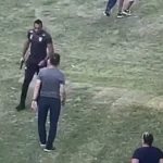 Quarto árbitro, que é policial, saca arma após agressões em clássico do Gauchão Série B