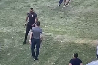 Quarto árbitro, que é policial, saca arma após agressões em clássico do Gauchão Série B