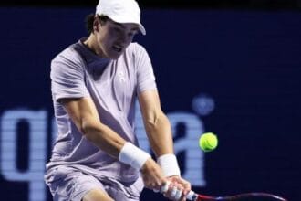 João Fonseca volta a encarar Denis Shapovalov no Masters 1000 de Paris; saiba onde assistir ao vivo