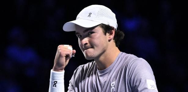João Fonseca vira sobre Shapovalov e avança no Masters 1000 de Paris
