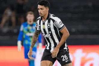 Botafogo mantém Gabriel Silva no banco mesmo com carência na defesa