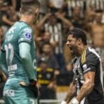 Hulk encerra jejum, leva Atlético-MG à decisão da Sul-Americana e se emociona
