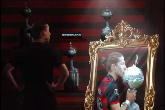 Filipe Luís pode repetir feito raro na Libertadores e erguer taça como jogador e técnico